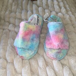 Size 6 1/2 strap fuzzy sandals